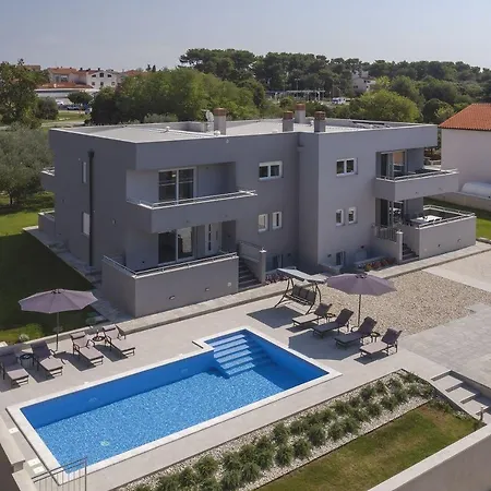 Mit Privatem Pool, Trampolin, Gym, Bbq, Darts, Tischfussball * פולה