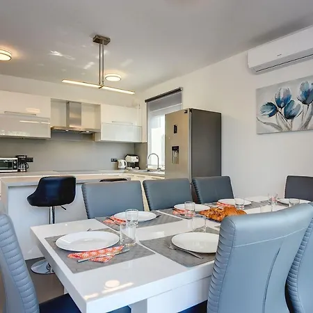 בית נופש Mit Privatem Pool, Trampolin, Gym, Bbq, Darts, Tischfussball