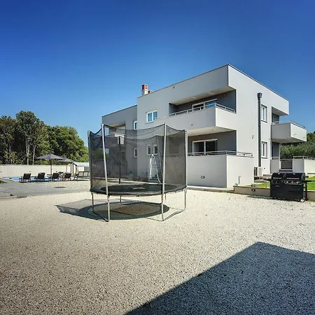 בית נופש Mit Privatem Pool, Trampolin, Gym, Bbq, Darts, Tischfussball *