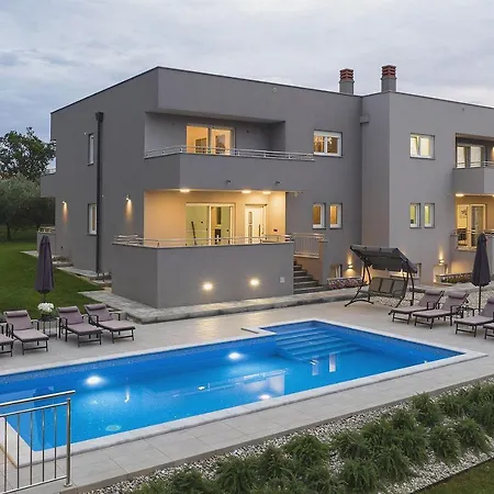 בית נופש Mit Privatem Pool, Trampolin, Gym, Bbq, Darts, Tischfussball