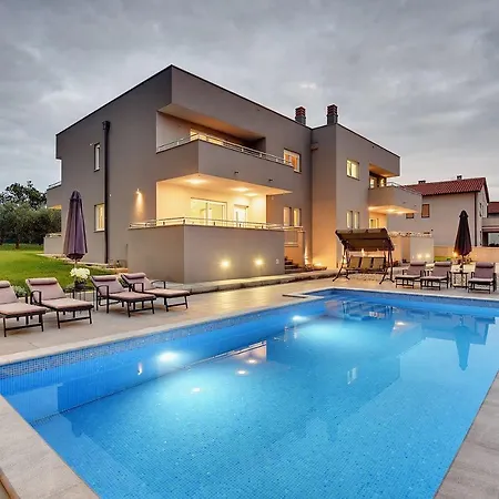 Mit Privatem Pool, Trampolin, Gym, Bbq, Darts, Tischfussball