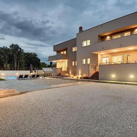 Mit Privatem Pool, Trampolin, Gym, Bbq, Darts, Tischfussball *
