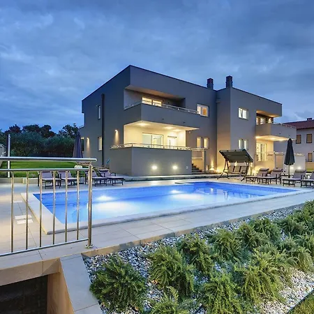 Mit Privatem Pool, Trampolin, Gym, Bbq, Darts, Tischfussball * פולה